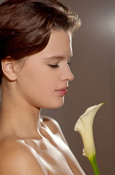 Mulher bonita com flor — Fotografia de Stock