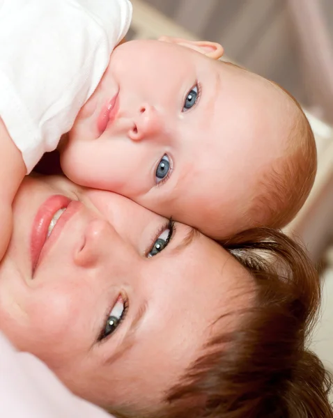 Mère avec bébé fille — Photo