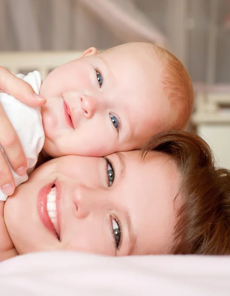 Mãe com bebê menina — Fotografia de Stock