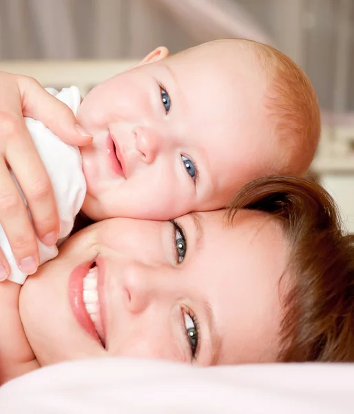 Mãe com bebê menina — Fotografia de Stock