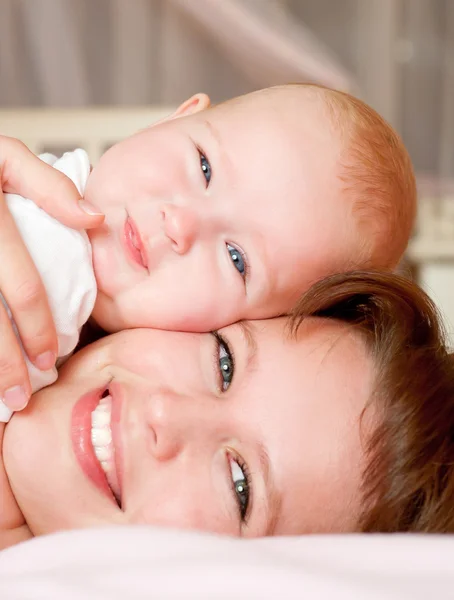 Mãe com bebê menina — Fotografia de Stock