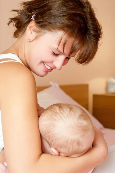 Mère allaitant son bébé — Photo