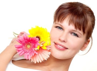 Çiçekli genç kadın.