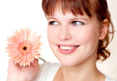 Çiçekli genç kadın.