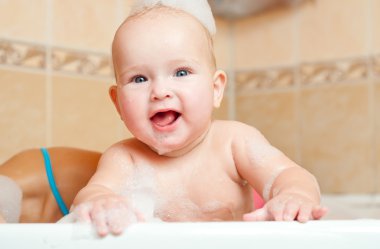 bir banyoda şirin bebek