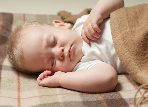 Lindo bebé durmiendo —  Fotos de Stock