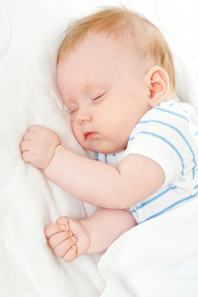 Schattige slapende baby — Stockfoto