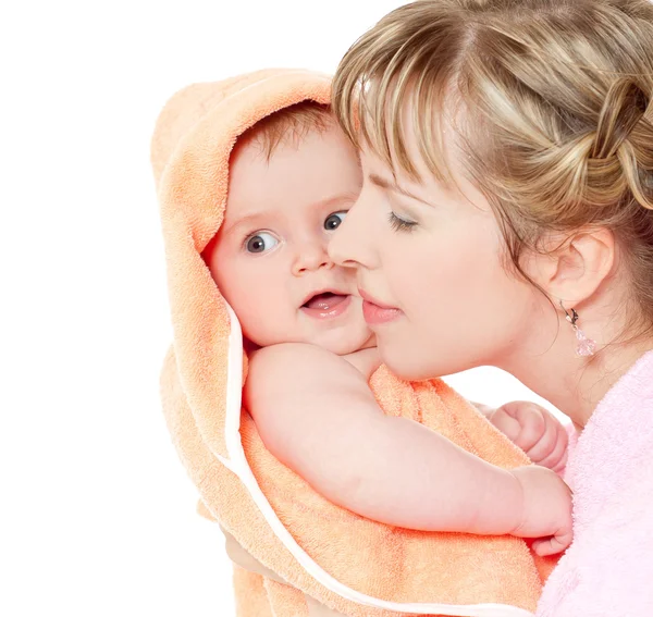 Мать держит ребенка в полотенце — стоковое фото