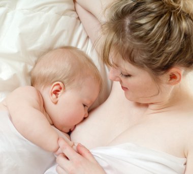 Anne bebeğini emziriyor.