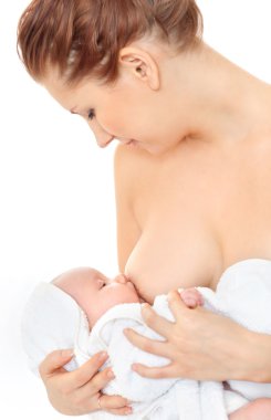 Anne bebeğini emziriyor.