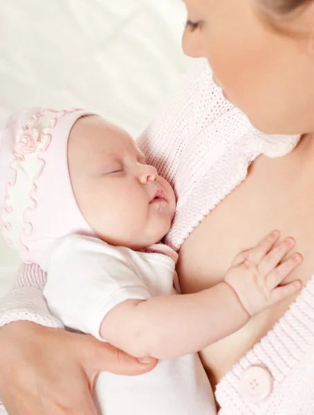Joven madre con bebé —  Fotos de Stock