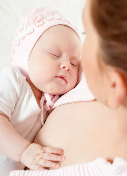 Jovem mãe com bebê — Fotografia de Stock