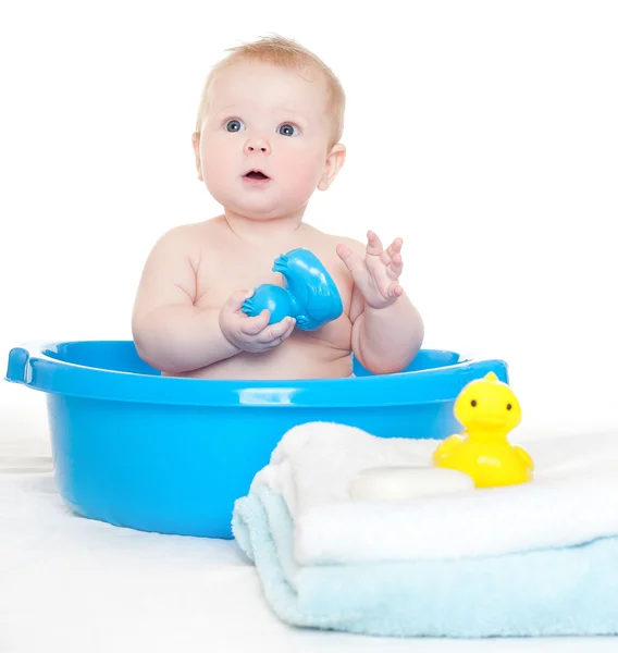 Смешной ребенок в ванной — стоковое фото