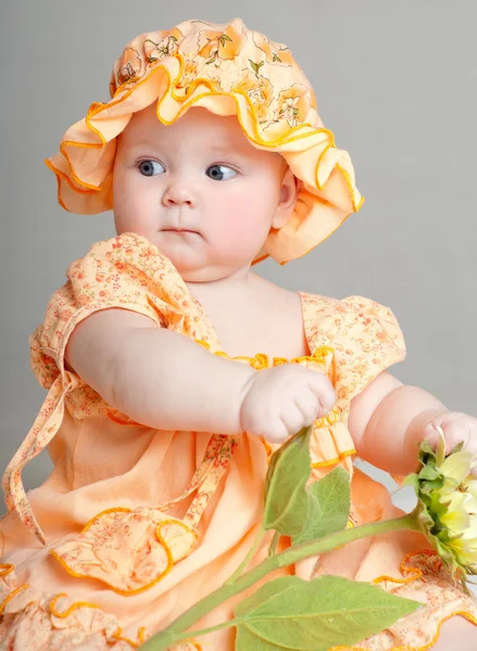 Baby in een mooie jurk — Stockfoto