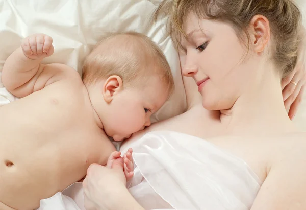 Mama alăptează copilul ei — Fotografie, imagine de stoc