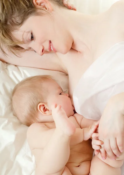 Mother breast feeding her infant — Stock Photo, Image