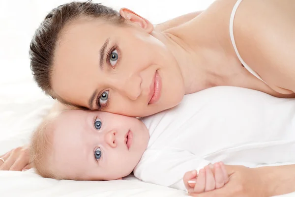 Mère heureuse avec bébé — Photo