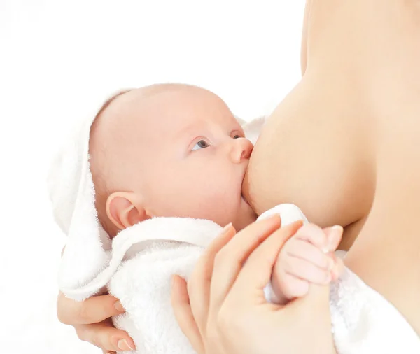 Csecsemőjét szoptató anya — Stock Fotó