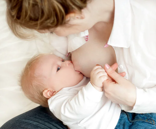 Mãe amamentando seu bebê — Fotografia de Stock