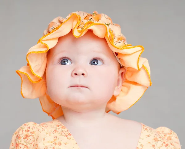 Ребенок в красивом платье — стоковое фото