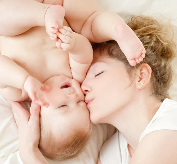 Mama fericita cu bebelusul — Fotografie, imagine de stoc