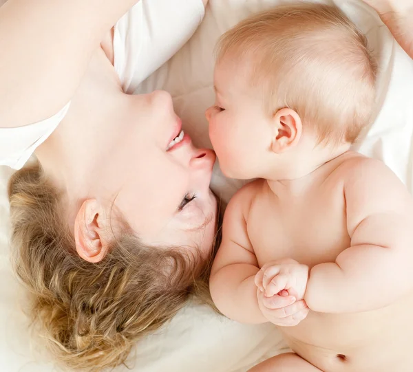 Mère heureuse avec bébé — Photo