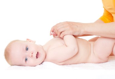 Anne bebek için masaj yapıyor