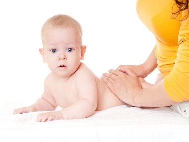 Anne bebek için masaj yapıyor