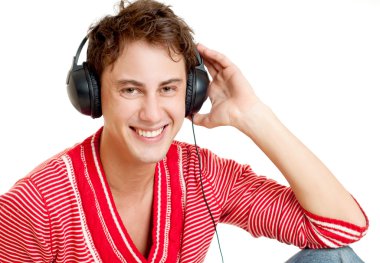 Genç adam müzikten hoşlanıyor.