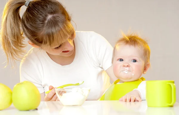 Mãe criança alimentando — Fotografia de Stock