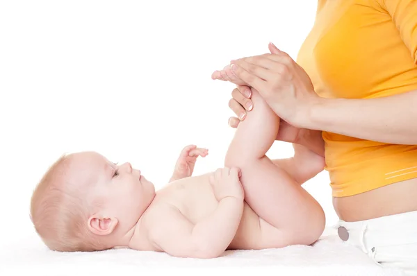 Мама робить масаж дитині — стокове фото