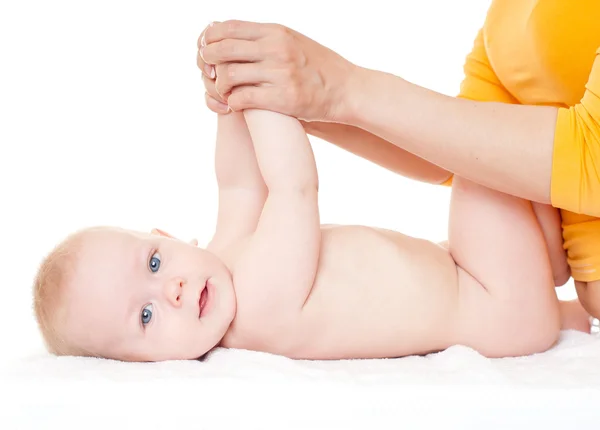 Mamma gör massage till baby — Stockfoto