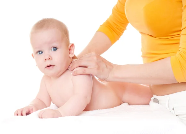 Mãe fazendo massagem ao bebê — Fotografia de Stock