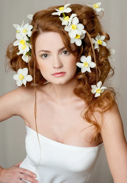 Model z dużym fryzurę i kwiaty — Zdjęcie stockowe