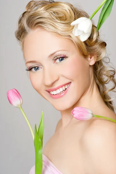 Retrato de mujer con flores —  Fotos de Stock