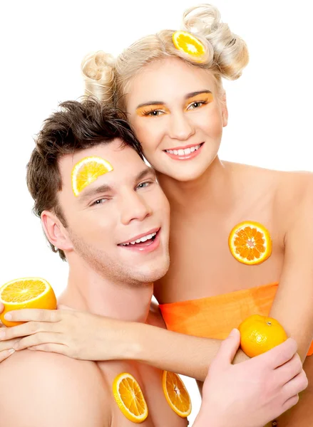 Junges Paar mit Orangen — Stockfoto