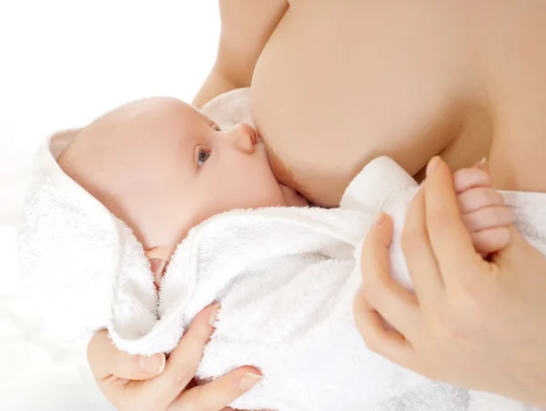 Mother breast feeding her infant — Stock Photo, Image