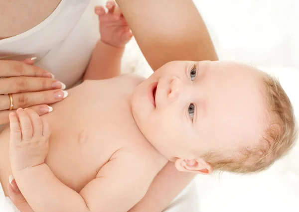 Garçon dans les mains de la mère — Photo