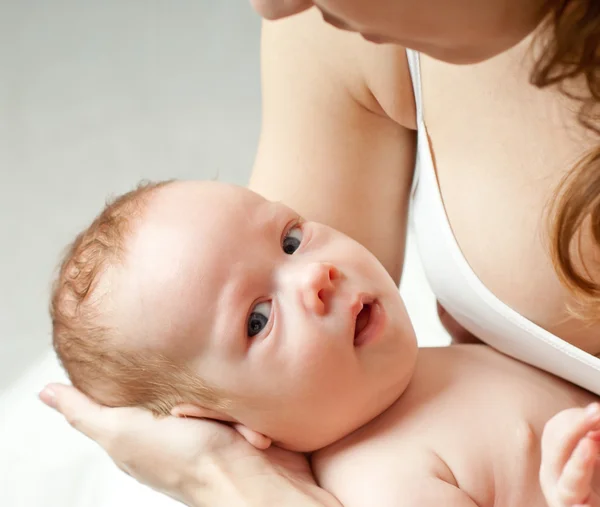 Madre feliz con el bebé —  Fotos de Stock