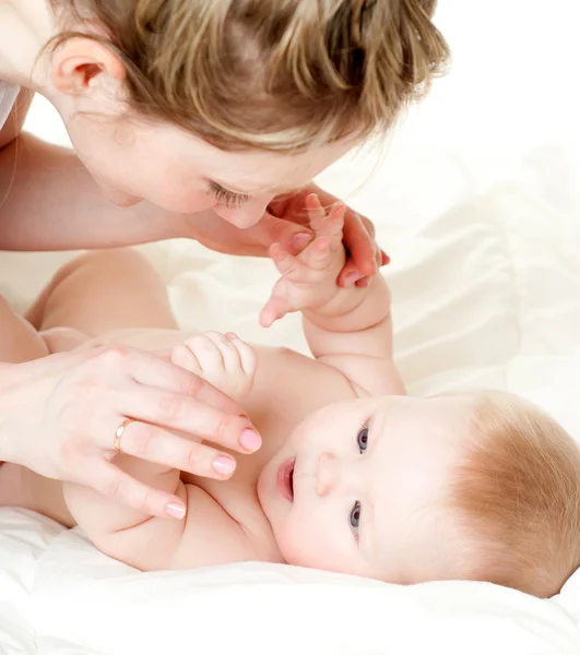 Mãe feliz com bebê — Fotografia de Stock