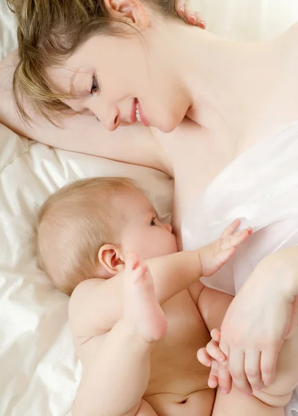 Madre amamantando a su bebé — Foto de Stock