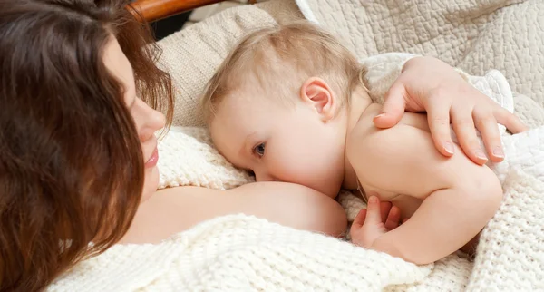 Madre amamantando — Foto de Stock