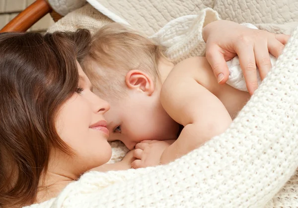 Madre amamantando a su bebé — Foto de Stock