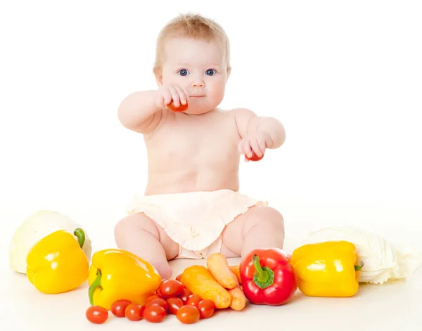 Bebê engraçado com legumes — Fotografia de Stock