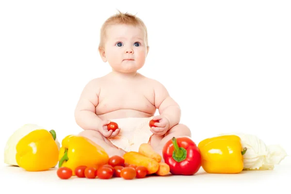 Bebê engraçado com legumes — Fotografia de Stock