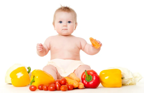 Bebê engraçado com legumes — Fotografia de Stock