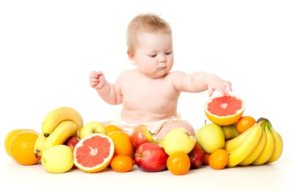 Bebê bonito com frutas — Fotografia de Stock