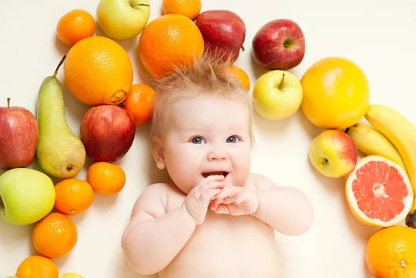 Bebê bonito com frutas — Fotografia de Stock