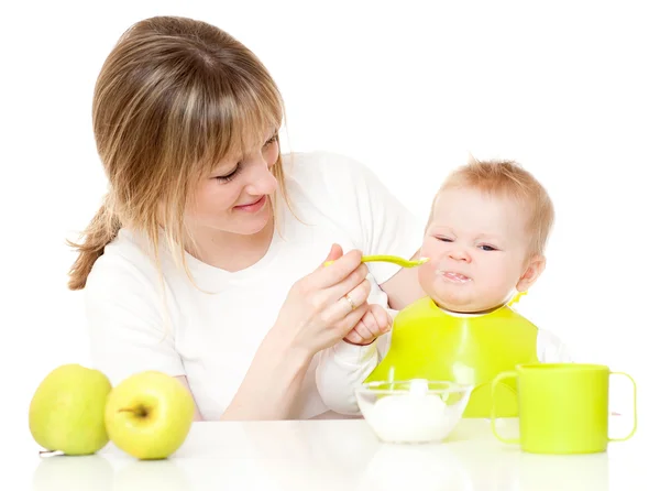 Mãe criança alimentando — Fotografia de Stock