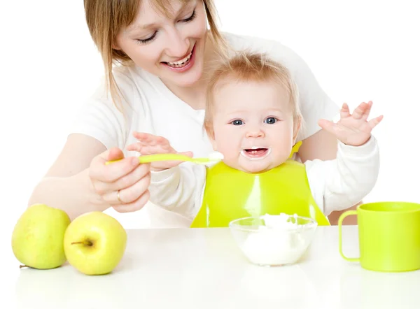 Mãe criança alimentando — Fotografia de Stock